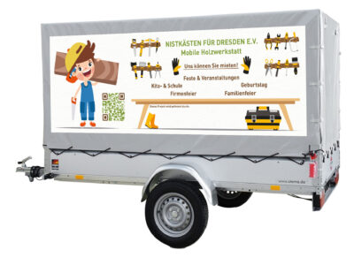 Mobile Holzwerkstatt - Darstellung eines PKW-Anhängers mit Werbeaufdruck